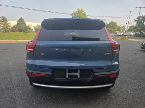 2024 Volvo XC40 B5 Core Dark Theme