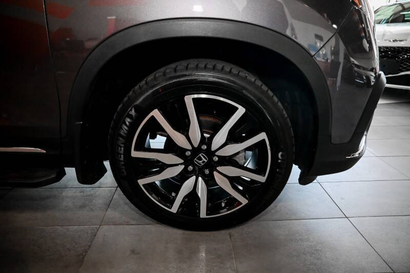 2022 Honda Pilot Touring w/Rear Captain's Chairs