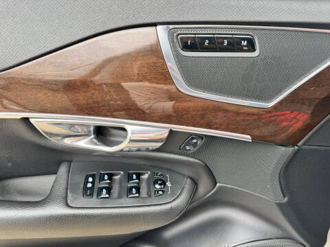 2016 Volvo XC90 T6 Momentum