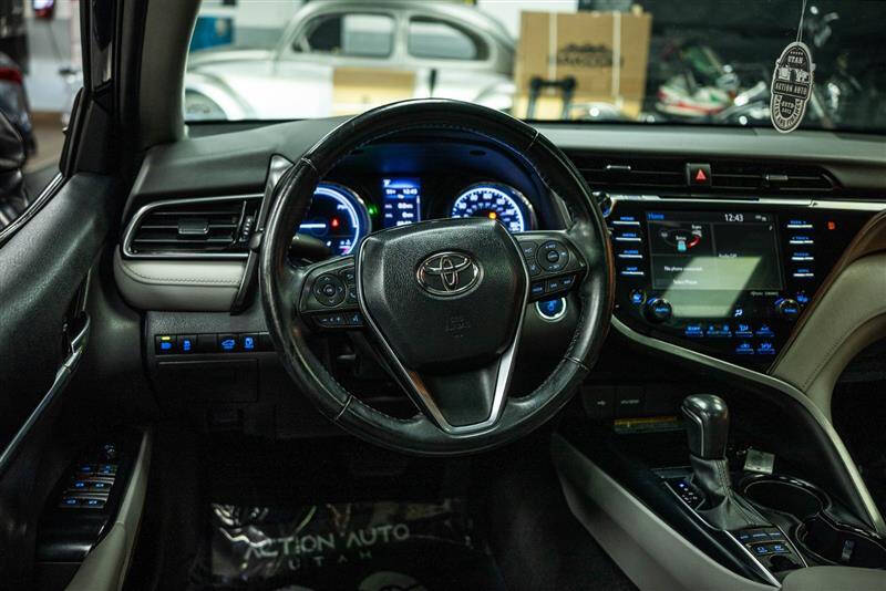 2020 Toyota Camry Hybrid SE