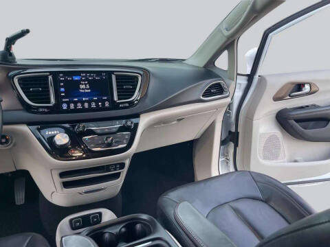2017 Chrysler Pacifica Touring-L
