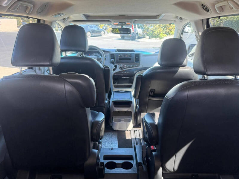 2013 Toyota Sienna SE 8-Passenger