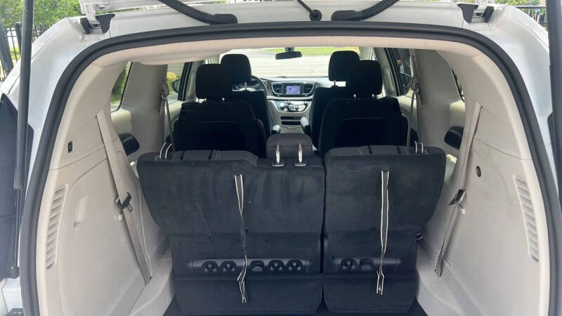 2022 Chrysler Voyager LX