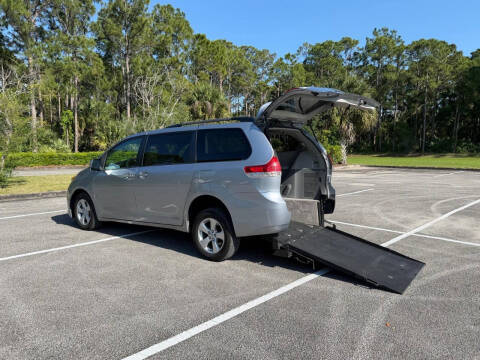 2011 Toyota Sienna LE 7-Passenger Auto Access Seat