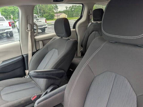 2022 Chrysler Voyager LX