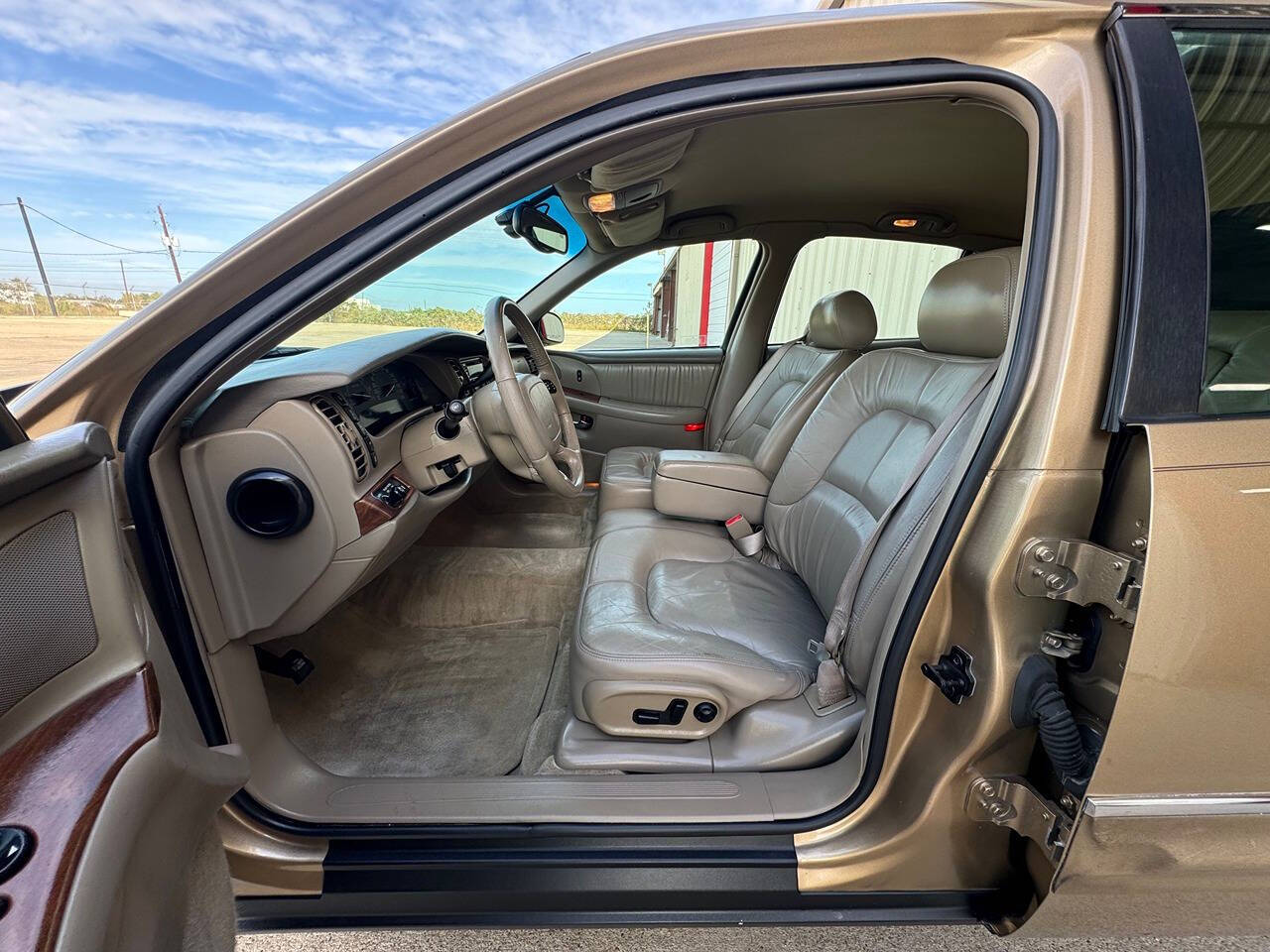 2000 Buick Park Avenue for sale at Carnival Car Company in Victoria, TX