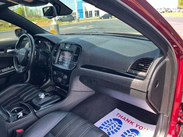2020 Chrysler 300 24
