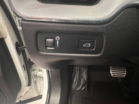 2022 Volvo XC60 B6 R-Design