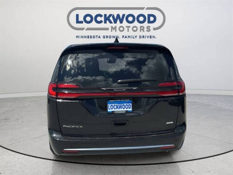 2027 Chrysler Pacifica Select