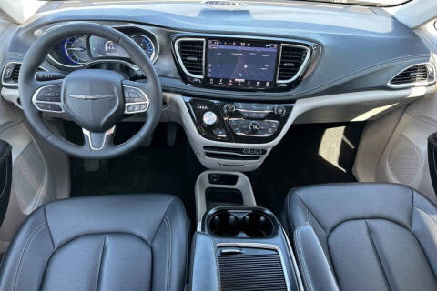 2024 Chrysler Pacifica Plug-In Hybrid Select