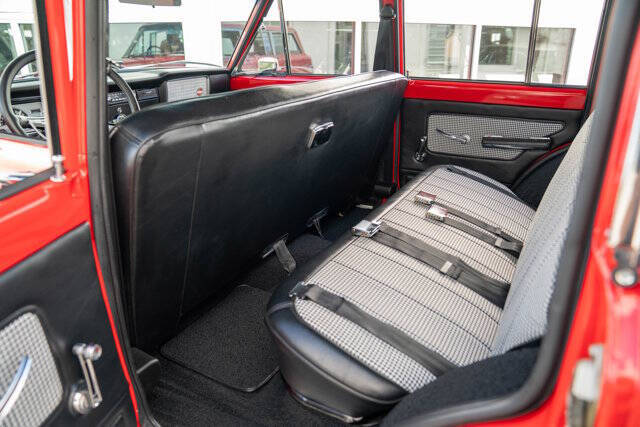 1968 Jeep Wagoneer 32