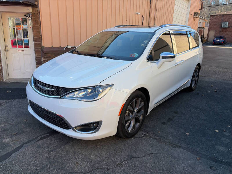 2018 Chrysler Pacifica Limited's photo