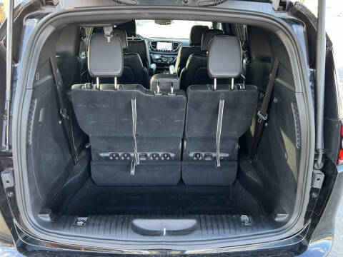 2025 Chrysler Pacifica Select