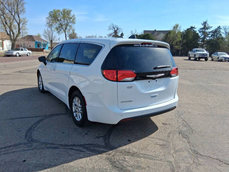 2025 Chrysler Voyager LX