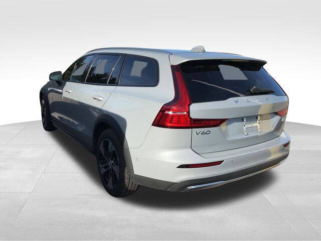 2025 Volvo V60 Cross Country B5 Plus