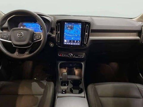2025 Volvo XC40 B5 Core Bright Theme
