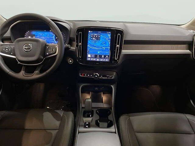 2025 Volvo XC40 B5 Core Bright Theme