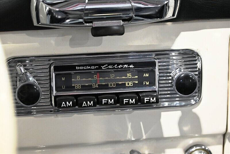 1961 Mercedes-Benz SL-Class 32