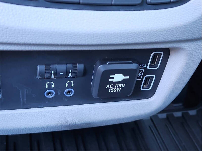 2022 Honda Pilot Touring w/Rear Captain's Chairs