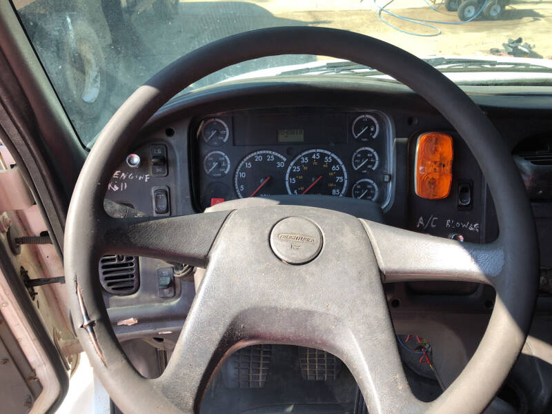 2005 Freightliner M2 106