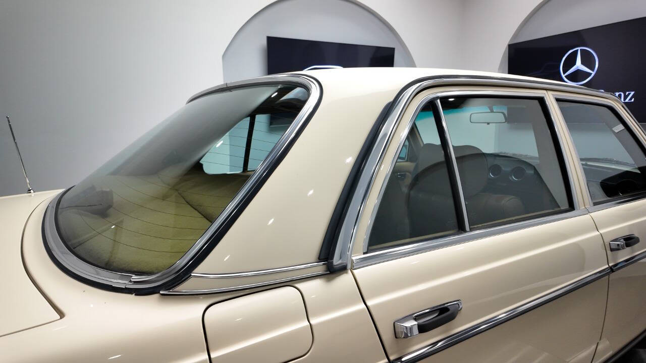 1983 Mercedes-Benz 240-Class 29