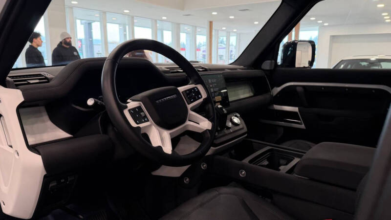 2023 Land Rover Defender 130 SE