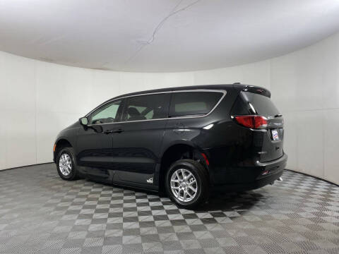 2022 Chrysler Voyager LX