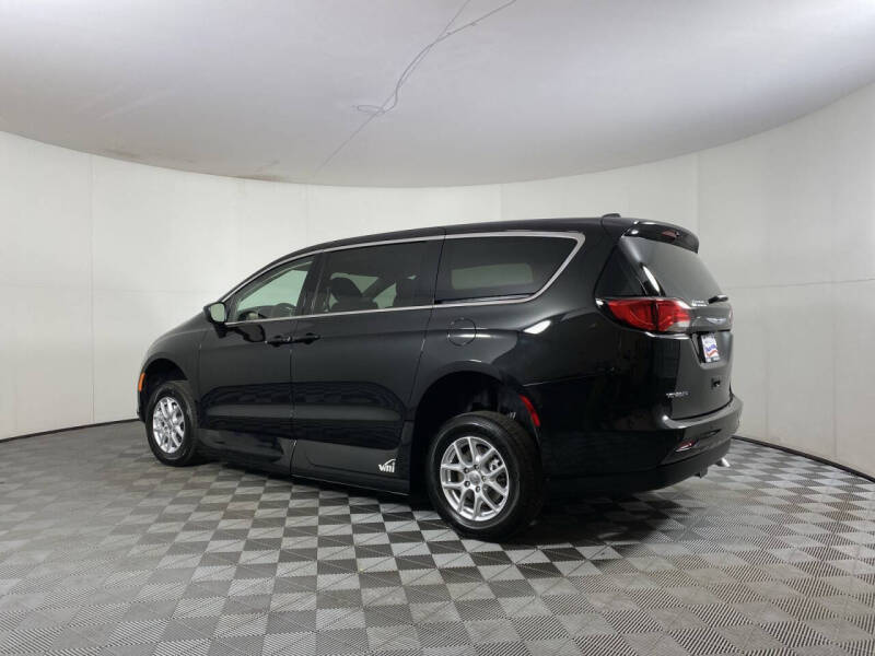 2022 Chrysler Voyager LX