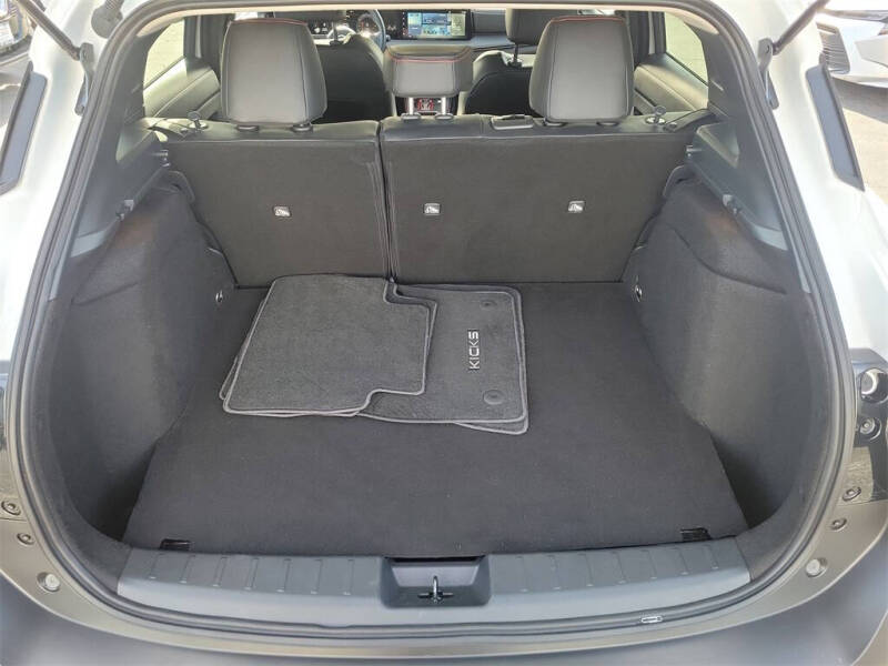 2025 Nissan Kicks SR