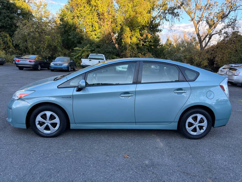 2014 Toyota Prius Three photo 2