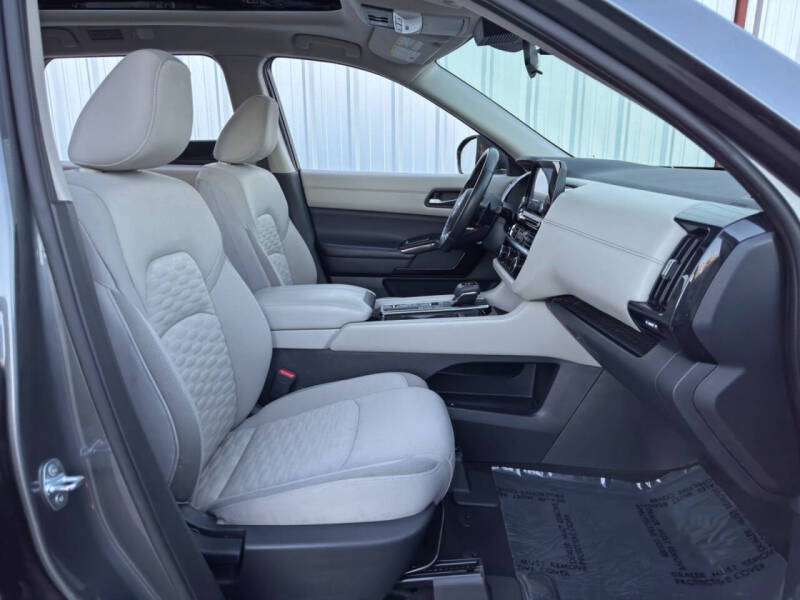 2022 Nissan Pathfinder SV