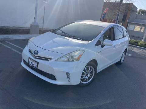 2014 Toyota Prius v Five