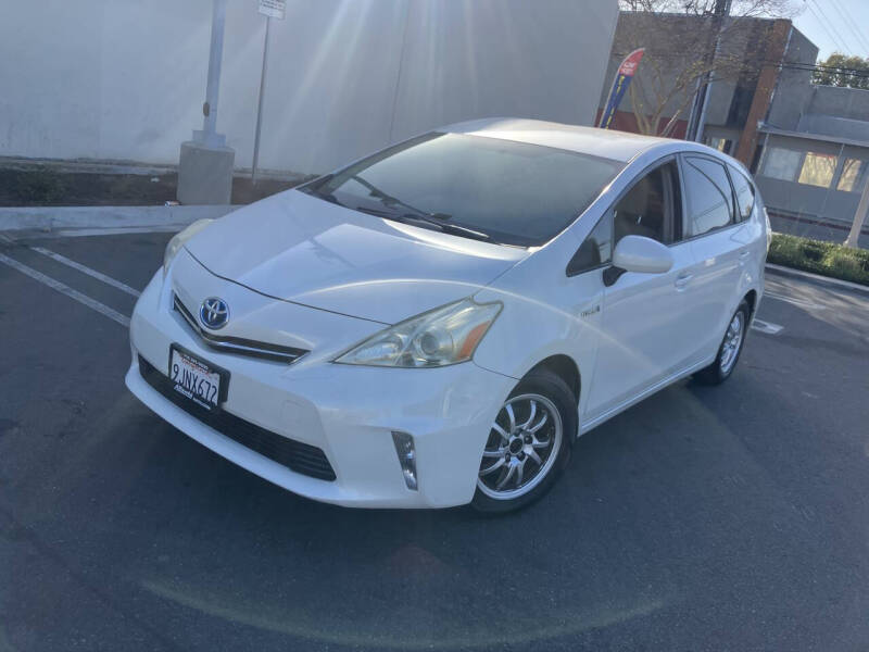 2014 Toyota Prius v Five