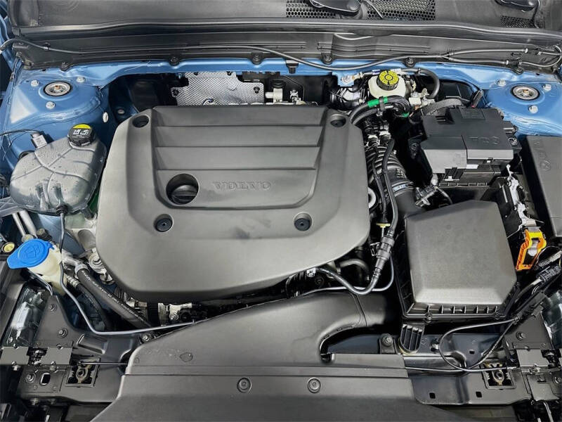 2023 Volvo XC40 B4 Plus Bright Theme