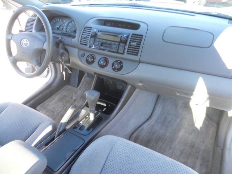 2003 Toyota Camry LE photo 21