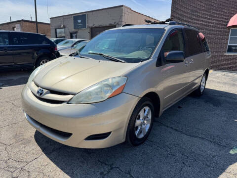 2006 Toyota Sienna for sale at AUTOSAVIN in Villa Park IL