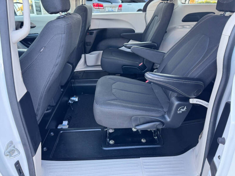 2022 Chrysler Voyager LX