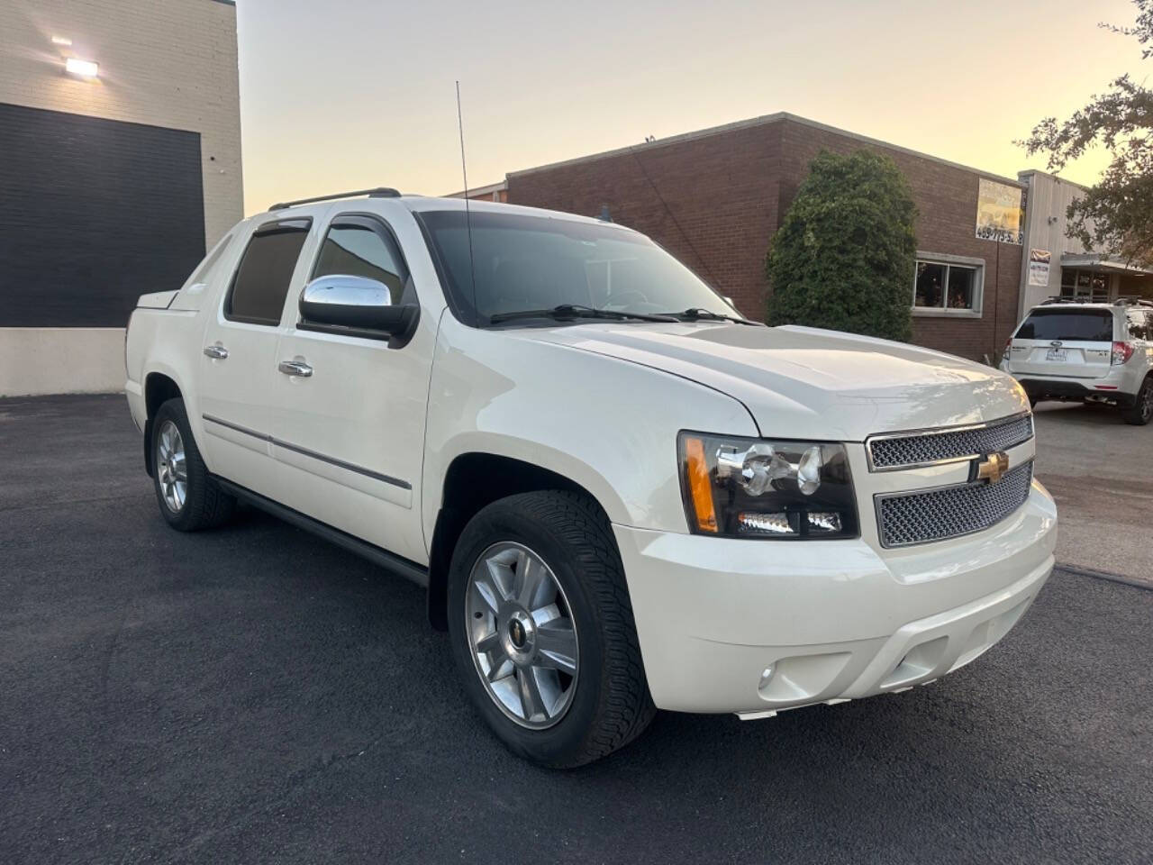 2010 Chevrolet Avalanche for sale at Sarenco Auto Inc in Dallas, TX