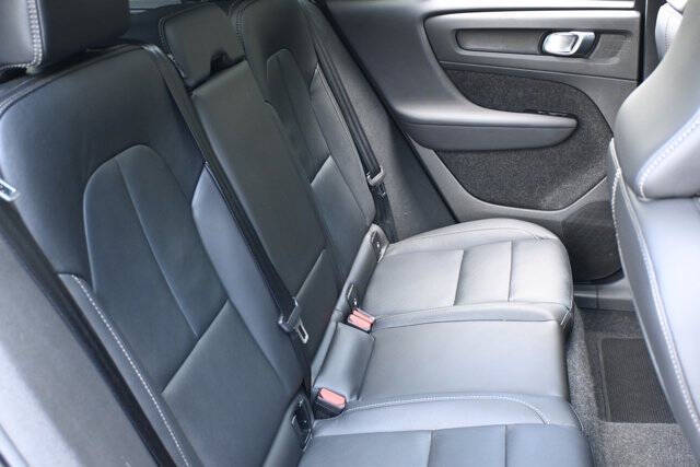 2025 Volvo XC40 B5 Plus Dark Theme