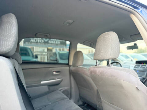 2014 Toyota Prius v Three