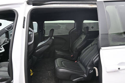 2025 Chrysler Pacifica Select