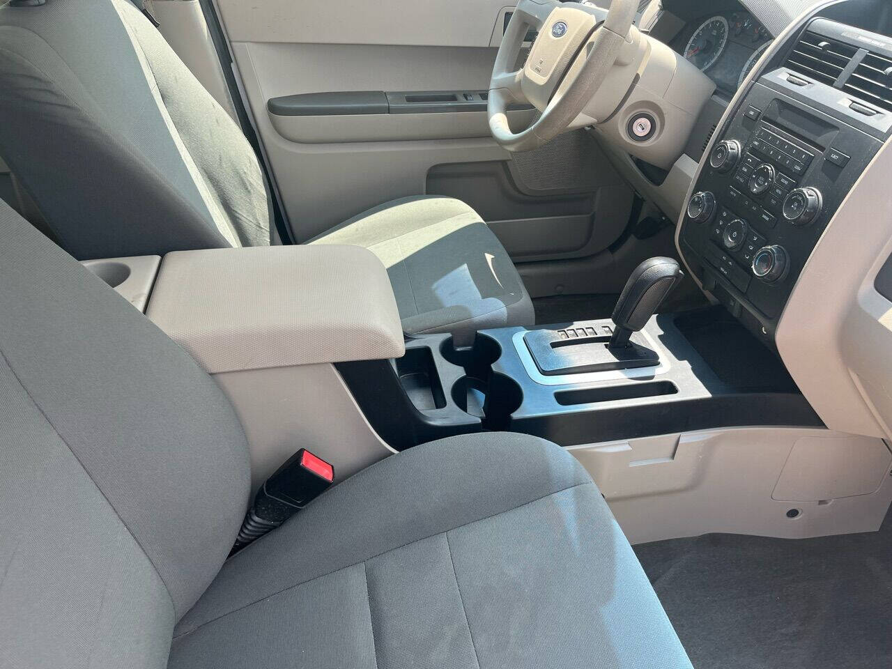 White 2011 Ford Escape XLS XLS 4dr SUV 12