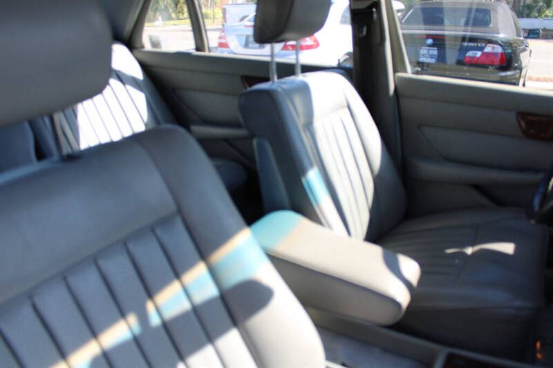 1987 Mercedes-Benz 560-Class 560 SEL