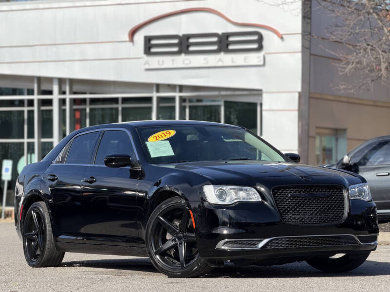 2019 Chrysler 300 Touring's photo