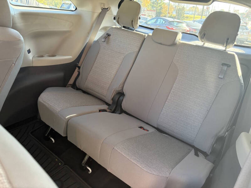 2022 Toyota Sienna LE 8-Passenger