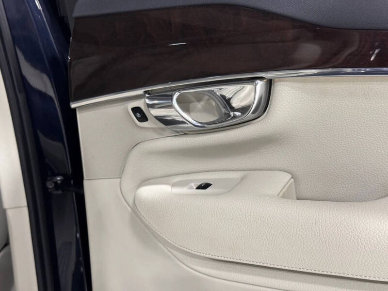 2016 Volvo XC90 T6 Momentum