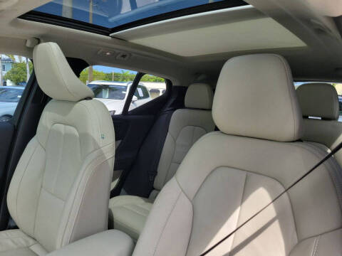 2023 Volvo XC40 B5 Plus Bright Theme