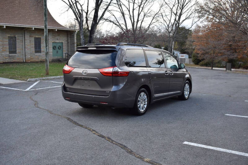 2015 Toyota Sienna XLE photo 6