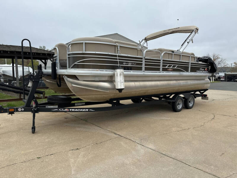 2023 Tracker Sport Fish 22 DLX