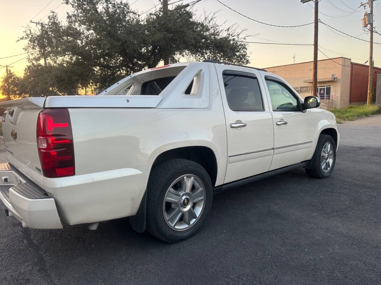 2010 Chevrolet Avalanche for sale at Sarenco Auto Inc in Dallas, TX